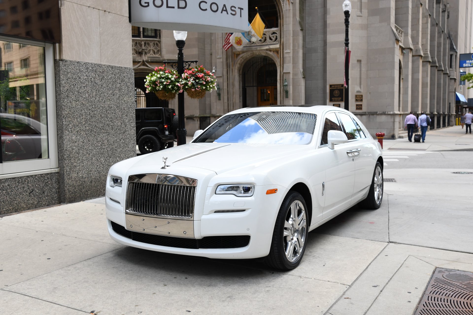 Белый роллс ройс. Роллс Ройс 2015. Rolls Royce Ghost 2015. Роллс Ройс белый. Роллс Ройс Калинин белый.